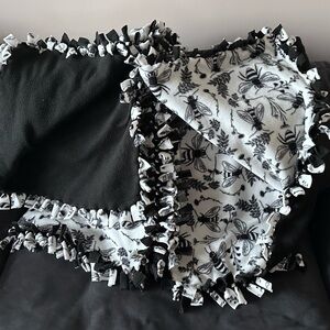 Set of 2 handmade Black and White 🐝 print reversible fleece throws